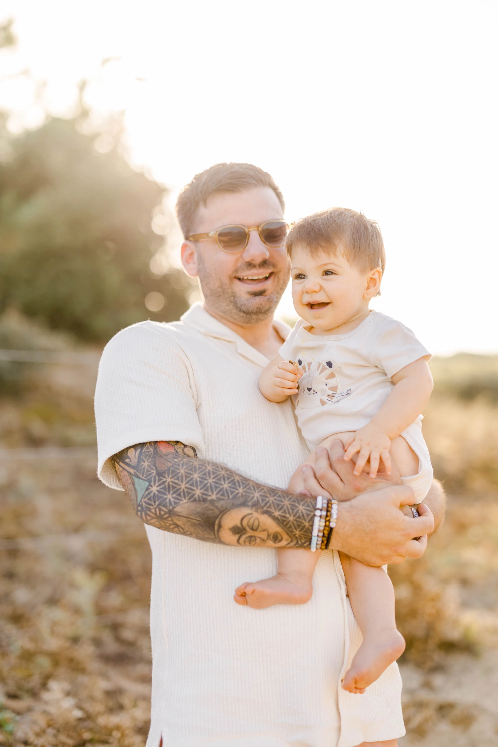 bonheur enfant sourire gris marron